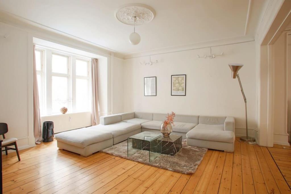 Large & Bright 3Br Apartment W Whirlpool Near Metro コペンハーゲン エクステリア 写真