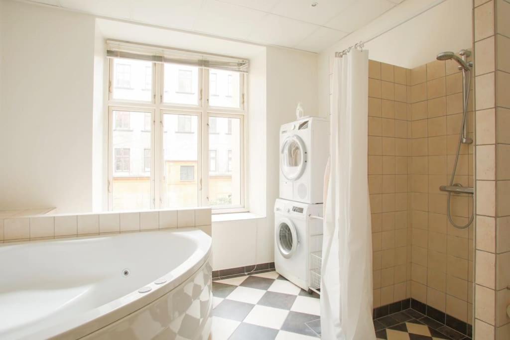 Large & Bright 3Br Apartment W Whirlpool Near Metro コペンハーゲン エクステリア 写真