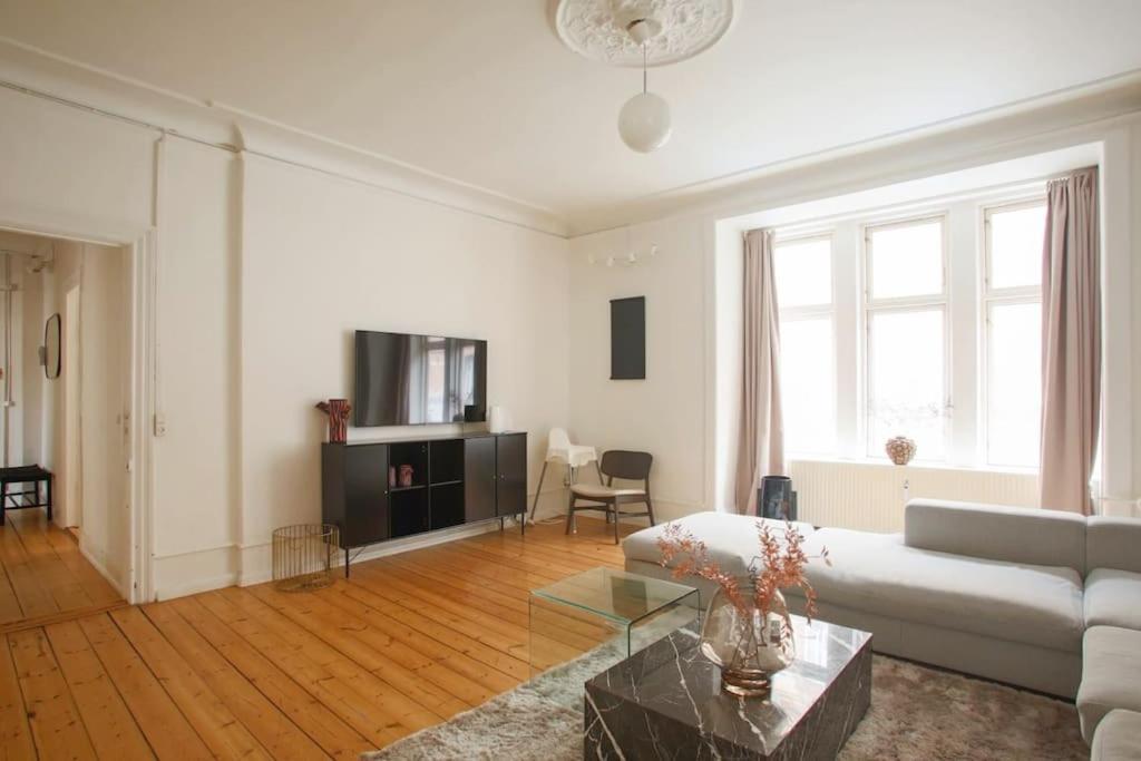 Large & Bright 3Br Apartment W Whirlpool Near Metro コペンハーゲン エクステリア 写真