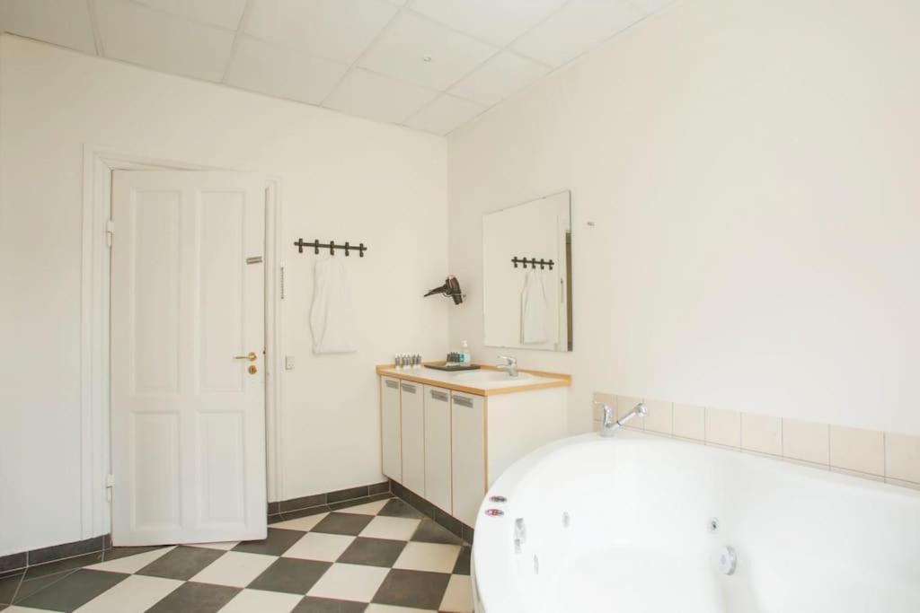 Large & Bright 3Br Apartment W Whirlpool Near Metro コペンハーゲン エクステリア 写真